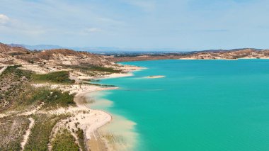 La Pedrera rezervuarının hava manzarası, çarpıcı turkuaz suları, kıvrımlı beyaz kumlu kıyıları ve çöl benzeri tepeler. Costa Blanca 'da. Alicante vilayeti. İspanya