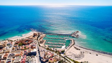 Kosta Blanca 'daki Torre de la Horada' nın göz kamaştırıcı hava manzarası, yat, kumlu plajlar, tarihi gözlem kulesi ve parlak güneş ışığı altında turkuaz Akdeniz sularına sahip marinalar. Tatiller