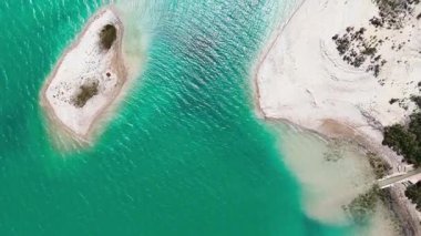 La Pedrera rezervuarının canlı hava manzarası, çarpıcı turkuaz sular, beyaz kumlu kıyılar ve çöl benzeri tepeler. Costa Blanca 'da. Alicante vilayeti. İspanya