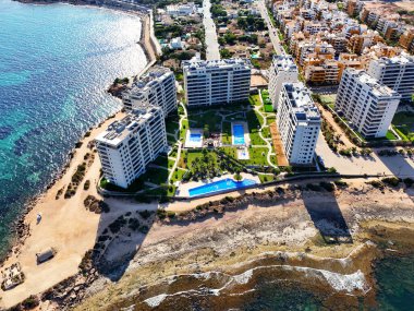 Punta Prima sahil şeridinin modern yüksek binalı havadan görünüşü. Costa Blanca, Alicante vilayeti. İspanya