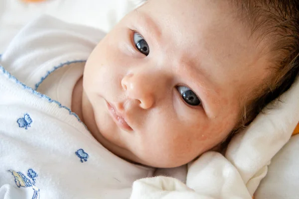 Χαριτωμένο Νεογέννητο Μωρό Πολύχρωμο Κρεβάτι Φυσική Εμφάνιση Royalty Free Εικόνες Αρχείου