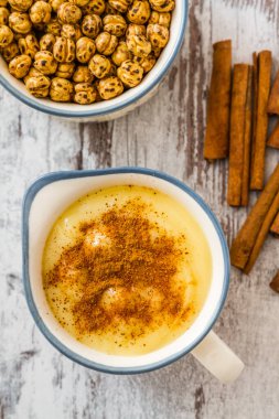 Geleneksel Türk içkisi, eşsiz dokusunu ve rengini sergiliyor.