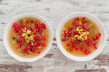 Nar tohumu ve fındıkla süslenmiş lezzetli geleneksel Ashure pudingi..