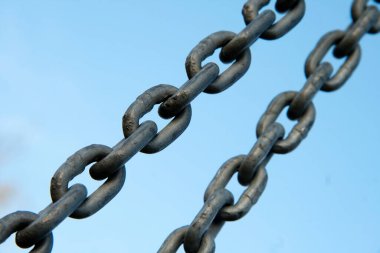 Endüstriyel uygulamalarda güç ve güvenliği sembolize eden güçlü bir metalik zinciri kapat.