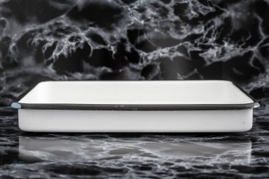 Siyah mermer yüzeyde beyaz diş minesi tepsisi.