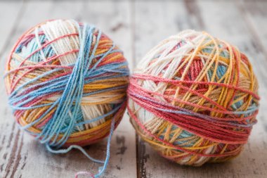 Renkli iplik topları, örgü örmek ve örgü örmek için mükemmel..