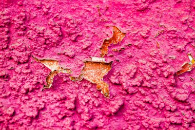 Eski kırık kerpiç duvar soyulmuş pembe sıva ile.