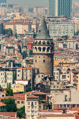 İstanbul 'daki antik taş kule, Bizans mimarisi şehir manzarasının ortasında, ünlü Galata simgesi..