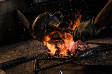 Türk kalaycı sanatı, atölyenin üzerinde kıvılcımlar uçuşuyor.