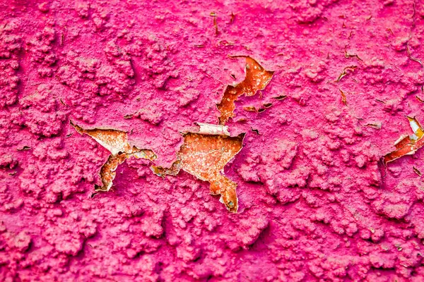 Eski kırık kerpiç duvar soyulmuş pembe sıva ile.