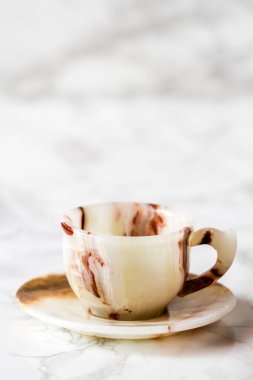Kahverengi mermer desenli kahve fincanı. Özel bir kahve deneyimi için ideal..