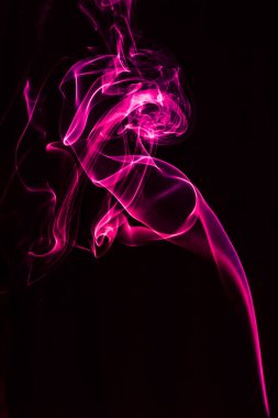 Siyah arka planda soyut pembe duman, akışkan ve dinamik bir şablon oluşturur.