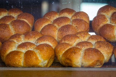 Türkiye 'de bir fırın vitrininde sergilenen taze pişmiş çiçek şekilli ekmek ruloları