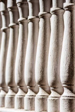 Ahşap korkuluklara oyulmuş süslemeler, ustalıkla sergilenen bir sergi..