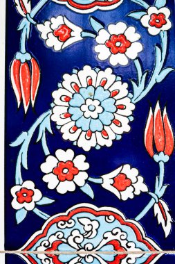 Çiçek motifleri, dokusu ve arkaplanı olan renkli geleneksel Türk seramik deseni.