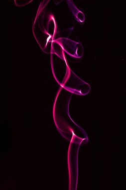 Siyah arka planda soyut pembe duman, akışkan ve dinamik bir şablon oluşturur.