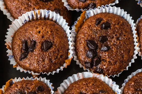 Bir tepsi taze çikolatalı kek, üstünde çikolata parçacıkları, yakın görüş..