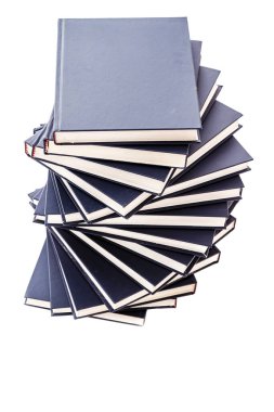 Bilgi, öğrenme ve organizasyonu sembolize eden beyaz bir arkaplan karşısında sarmal bir desen oluşturulmuş ciltli kitap yığını.