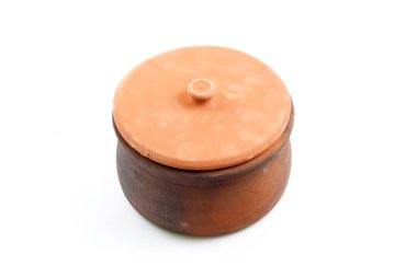 Beyaz arka planda kapağı olan taşralı kil çömlek geleneksel Türk mutfak gereçleri ve yemek ve depolama için çömlek sergiliyor.