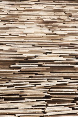 Kaba ahşap yığınları ahşap işçiliği ve inşaat temaları için uygun kırsal görünümlü çizgiler ve dokular oluşturur..