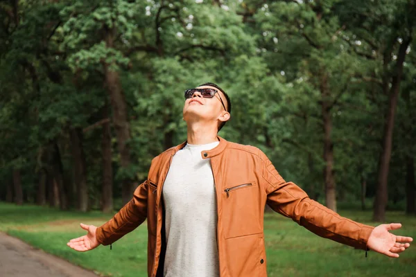 Счастливый Молодой Красивый Мужчина Кожаной Куртке Солнечных Очках Открытом Воздухе — стоковое фото