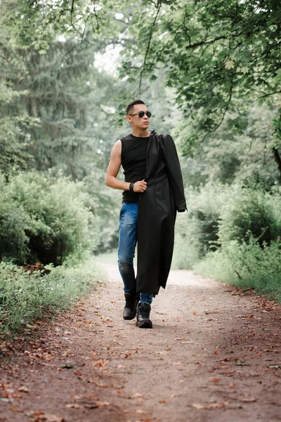 Egy Brutális Férfi Portréja Fekete Köpenyben Aki Erdőben Sétál Úton — Stock Fotó