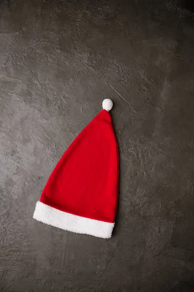 Κόκκινο Καπέλο Βασίλη Γκρι Φόντο Χριστουγεννιάτικη Ιδέα — Φωτογραφία Αρχείου
