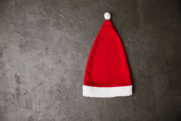 Chapéu Vermelho Papai Noel Sobre Fundo Cinzento Conceito Natal — Fotografia de Stock