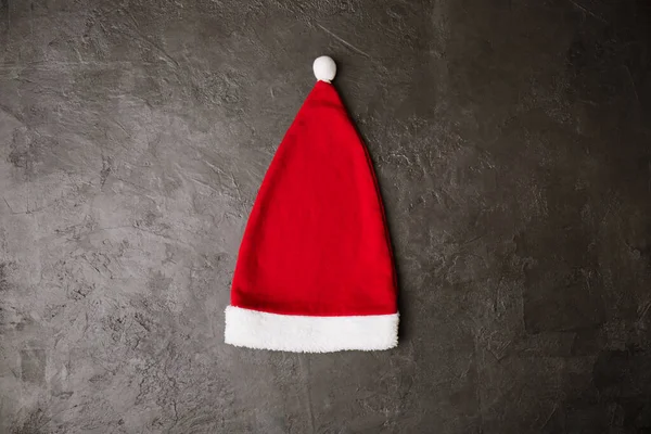 Chapéu Vermelho Papai Noel Sobre Fundo Cinzento Conceito Natal — Fotografia de Stock