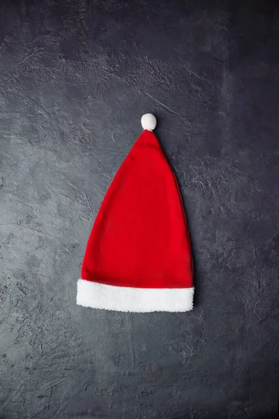 Rote Nikolausmütze Auf Grauem Hintergrund Weihnachtskonzept — Stockfoto