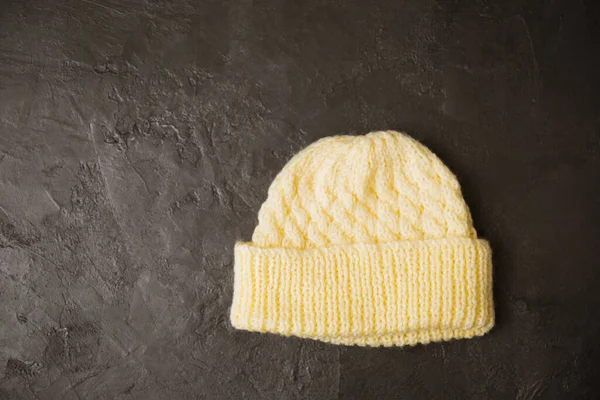 灰色の背景に小さなニット暖かい帽子 — ストック写真