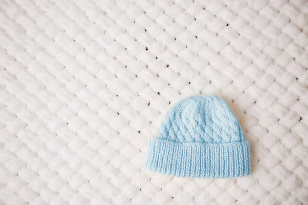 Маленькая Вязаная Теплая Шляпа Белом Мягком Одеяле — стоковое фото