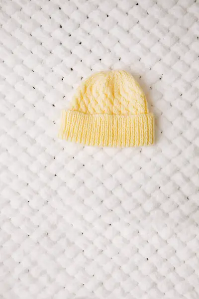 Маленькая Вязаная Теплая Шляпа Белом Мягком Одеяле — стоковое фото