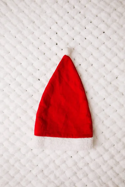 灰色の背景に赤いサンタクロースの帽子 クリスマスのコンセプト — ストック写真