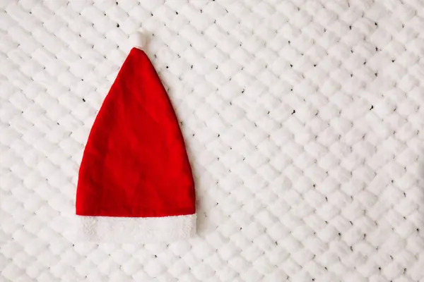 Красная Шляпа Санта Клауса Сером Фоне Концепция Рождества — стоковое фото