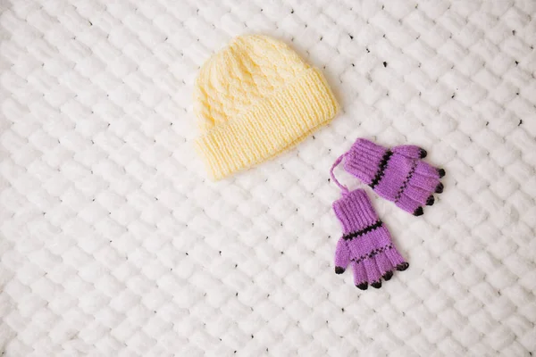 Вязаная Шляпа Маленькие Перчатки Ребенка Белом Мягком Одеяле — стоковое фото