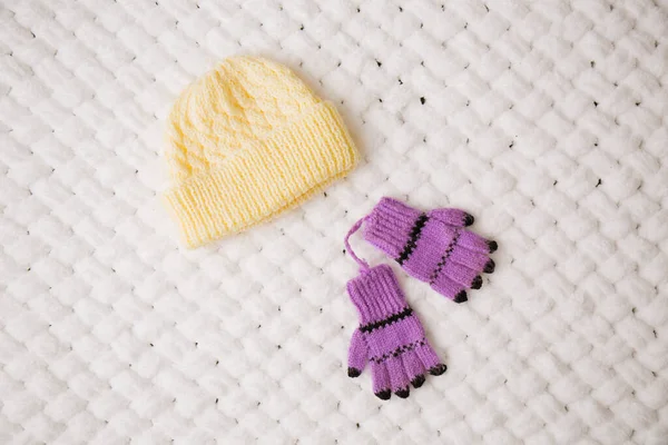 Вязаная Шляпа Маленькие Перчатки Ребенка Белом Мягком Одеяле — стоковое фото