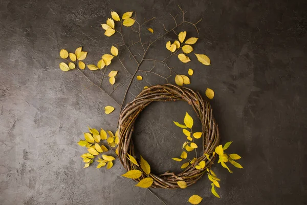 Φθινοπωρινή Κάρτα Από Στεφάνι Και Κλαδιά Κίτρινα Φύλλα Γκρι Φόντο — Φωτογραφία Αρχείου