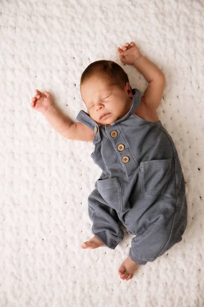 Small Newborn Boy Sleeping White Soft Blanket — Stock Photo, Image
