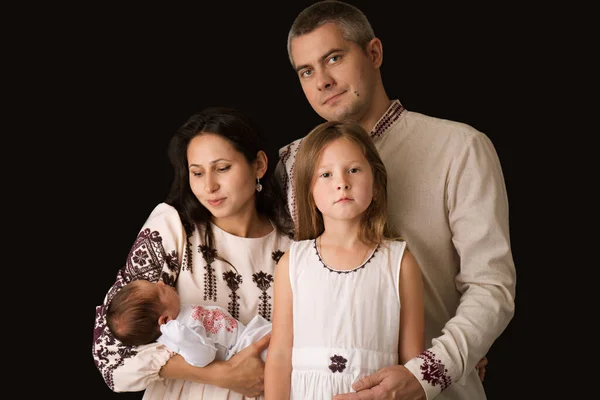 黒を背景に民族衣装を着た子供を持つ幸せなウクライナの家族 — ストック写真