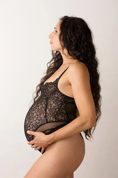 Μια Όμορφη Έγκυος Γυναίκα Μακριά Μαλλιά Δαντελένια Εσώρουχα Απομονωμένη Λευκό — Φωτογραφία Αρχείου