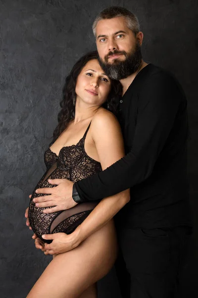Een Zwangere Vrouw Met Een Man Een Donkere Achtergrond — Stockfoto