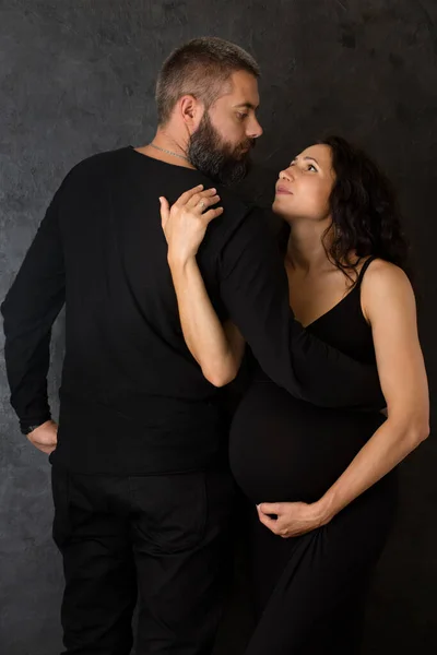 Беременная Женщина Мужчиной Тёмном Фоне — стоковое фото