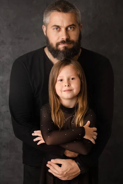 Portret Van Een Vader Jonge Dochter Een Donkere Achtergrond — Stockfoto