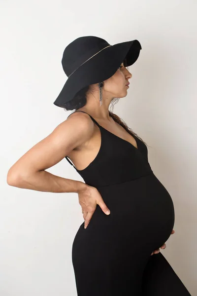 Μια Όμορφη Έγκυος Γυναίκα Μαύρο Φόρεμα Και Καπέλο — Φωτογραφία Αρχείου