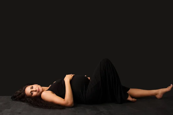 Беременная Женщина Черном Платье Изолированная Черном Фоне — стоковое фото