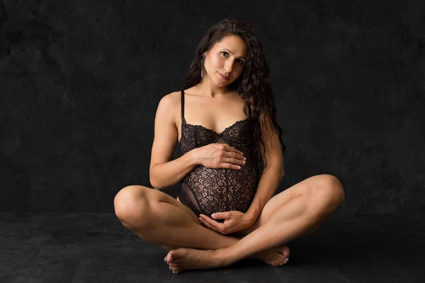 Una Mujer Embarazada Ropa Interior Negra Sobre Fondo Negro — Foto de Stock
