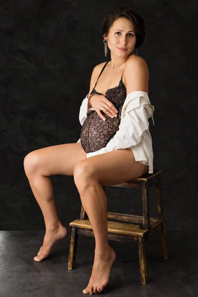 Беременная Женщина Черном Нижнем Белье Черном Фоне — стоковое фото