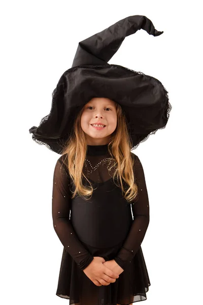 Beyaz Arka Planda Izole Edilmiş Büyük Siyah Şapkalı Küçük Cadı — Stok fotoğraf