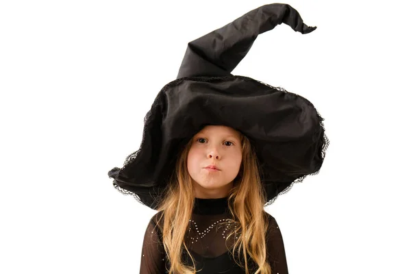白い背景に隔離された大きな黒い帽子の小さな魔女 ハロウィンのコンセプト — ストック写真